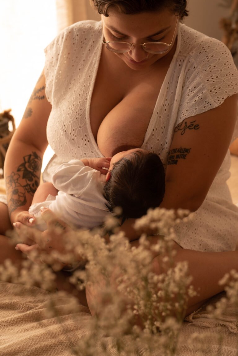 gros plan de la main de bébé pendant la tétée