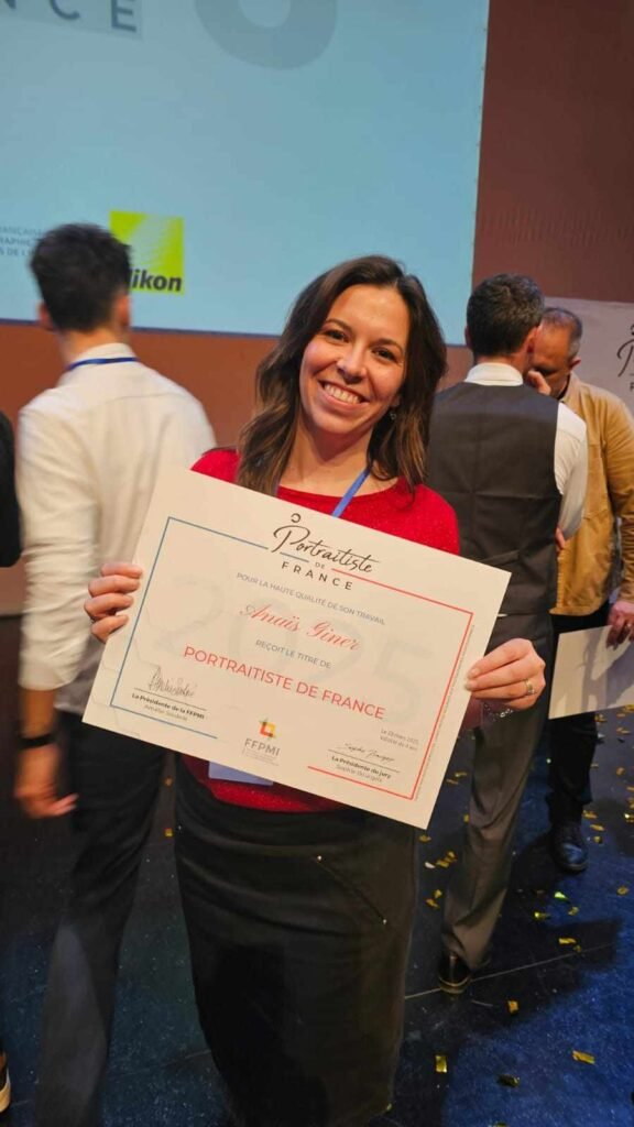 Anaïs Giner souriante, tenant son diplôme de Portraitiste de France, le 23 mars 2025