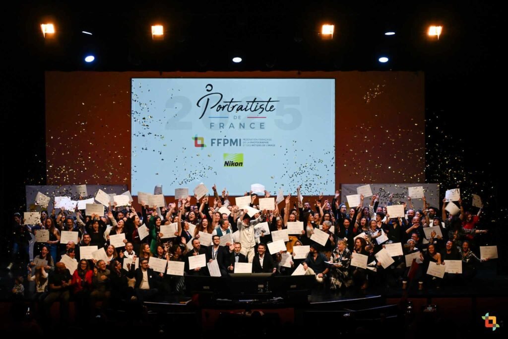 Les lauréats de Portraitiste de France 2025 brandissant leurs diplômes sur scène, sous une pluie de confettis