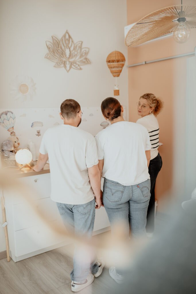 Les parents et la praticienne dans la pièce de soin, avant le bain thérapeutique de leur nouveau-né